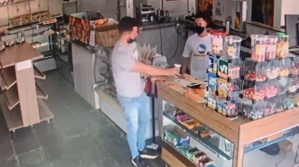 "Hey collega, ruik jij ook wat raars aan dit bekertje?"