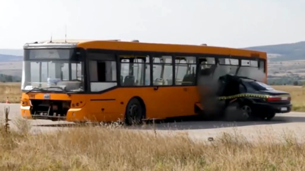 Dit is hoe het eruitziet als een auto met 200 km/u op een bus crasht