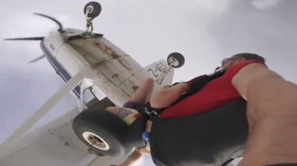 Skydivers komen tijdens een tandemsprong onder het vliegtuig vast te zitten