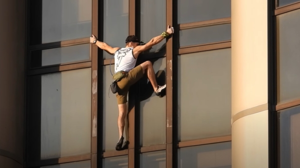 Poolse freeklimmer beklimt het hoogste gebouw van Parijs: de Tour Montparnasse