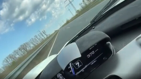 Dwaas vlamt in een LaFerrari met een vaartje van 372 km/h over de snelweg