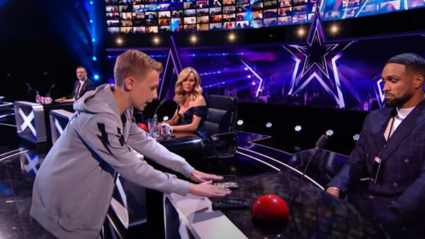 Tienergoochelaar Jasper Cherry doet bizarre tijdreis-illusie met mobiele telefoon