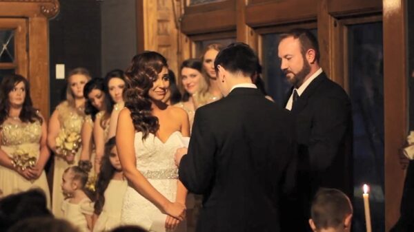 Bruidsmeisje eist alle aandacht op tijdens trouwbeloftes van bruidegom