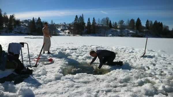 Bokser Alexander Hagen krijgt het behoorlijk benauwd als hij onder het ijs zwemt
