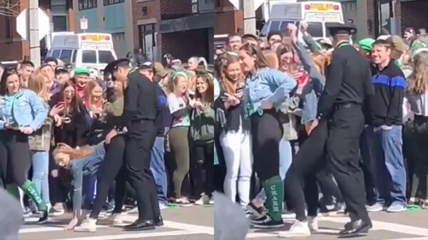 Chick biedt zichzelf aan om grondig gefouilleerd te worden door politieagent