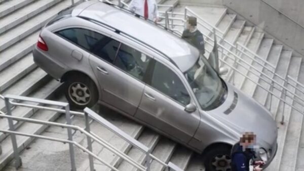 Belg met totaal gebrek aan richtingsgevoel rijdt 'm keurig de trap af