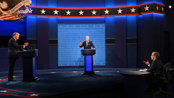 De eerste verbale knokpartij tussen Trump en Biden: 'chaotisch en ongekend vijandig’