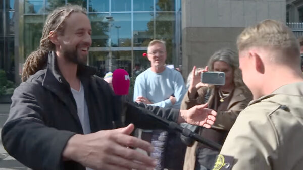 Dennis confronteert Willem Engel met 'bedreiging', krijgt ongewenste knuffel