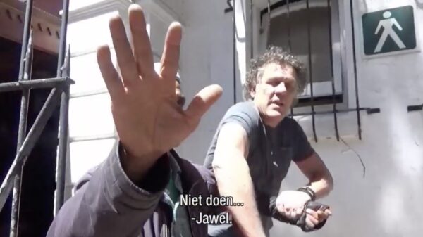 Eindbaas Kees van der Spek weet gewapende overvaller te vloeren met keurige tackle