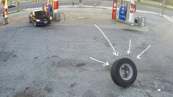 Band van vuilniswagen in Washington pleegt aanslag op tankende vrouw