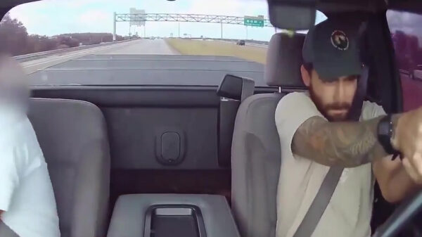 Idioot trekt wapen tijdens road rage en schiet door zijn eigen voorruit