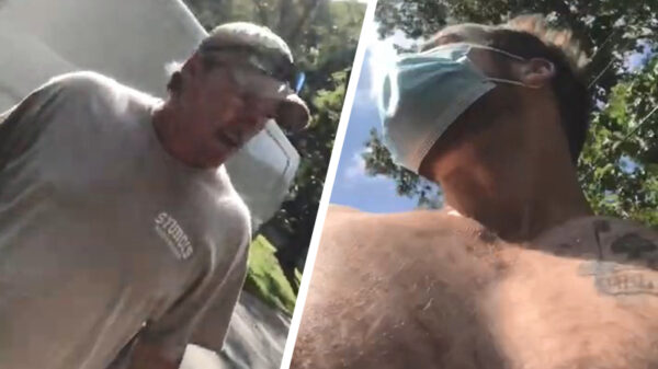 Betweterige shirtloze fietser wil een automobilist even de oren wassen