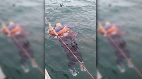 Colombiaanse vrouw gered die 8 uur lang op zee ronddobberde