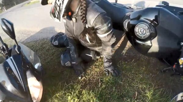 Amateurcoureur valt na flauwe bocht en wordt overreden door achterliggende motorrijder