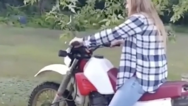 Place your bets: vrouw vs dirtbike