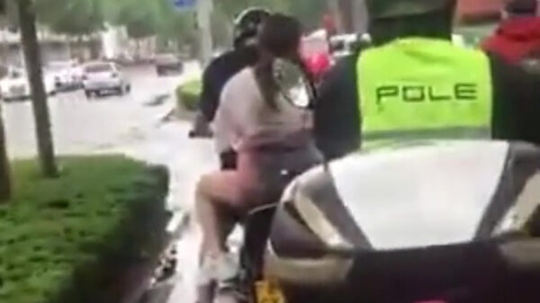 Achterop zitten is bij slecht weer extra vervelend