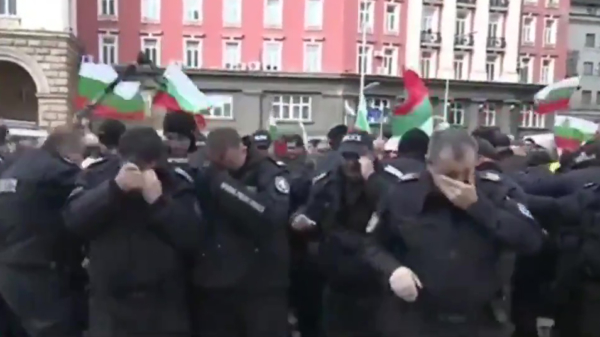 Bulgaarse politieagent peppersprayt per ongeluk zijn hele groep collega's