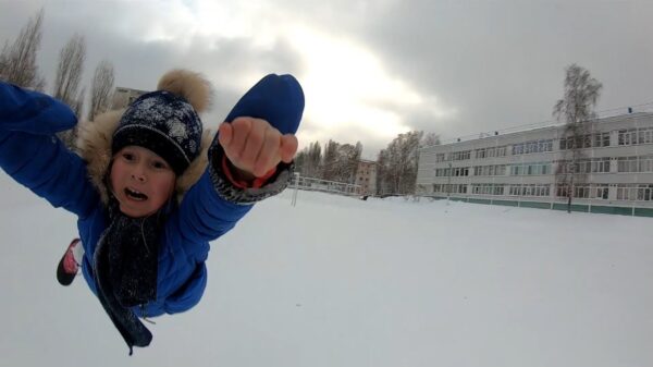 Vader van het jaar laat zijn koter hardhandig kennis maken met de sneeuw
