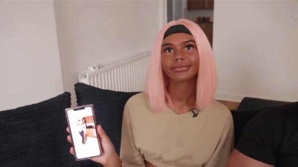 Zonnebankverslaafde chick kan het allemaal niet bruin genoeg zijn