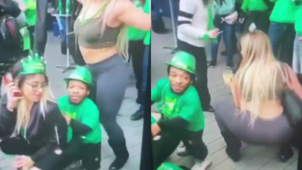 Mini-feestbeest schuurt er heerlijk op los op St. Patrick's Day