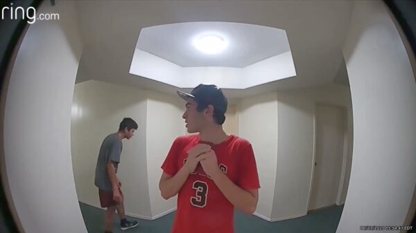 "Als jij nou voor de camera gaat staan dan jat ik het pakketje"