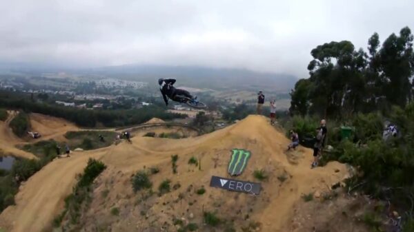 Supervette jumps en stunts in de aftermovie van Darkfest 2019