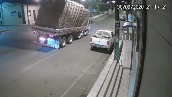 Vrachtwagenchauffeur komt erachter dat zijn lading niet helemaal goed vast ligt