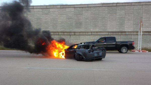 Corvette crasht met 240 km/h tegen betonnen vangrail tijdens een straatrace
