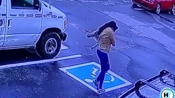 Meisje krijgt baan en doet op parkeerplaats een happy dance