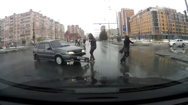 Voetganger weet ternauwernood twee crashende auto's te ontwijken