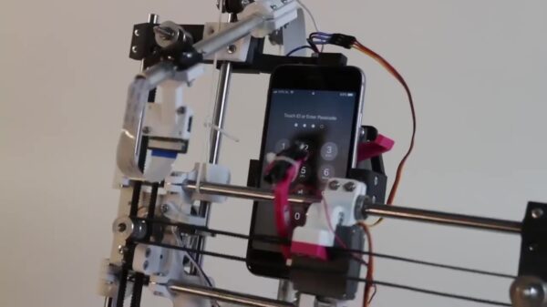 Knutselaar maakt telefoonrobot zodat je nooit meer iets mist