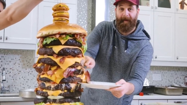 Epic Meal Time maakt een hamburgertoren van 200.000 calorieën!