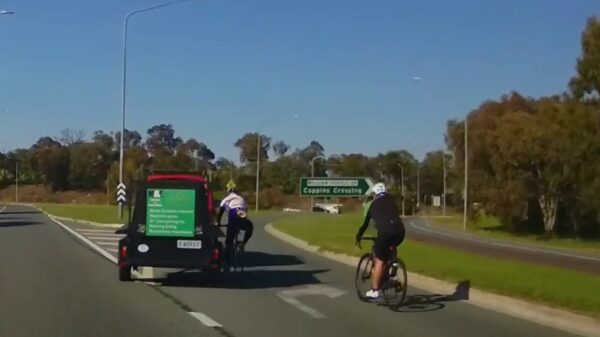 Automobilist slaat op het laatste moment af en beukt wielrenner omver