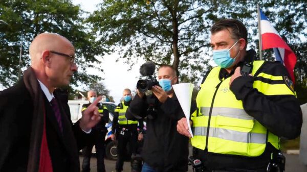 Viruswappie aangehouden tijdens protest tegen mondkapjes op school Wolvega