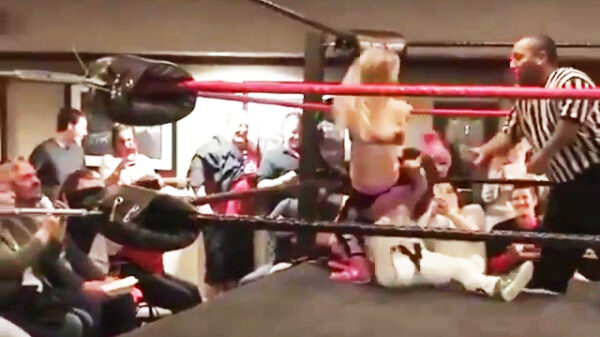 Dwergworstelwedstrijd eindigt met vissige finishing move