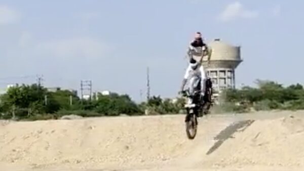 Motorbinken vs berg met zand