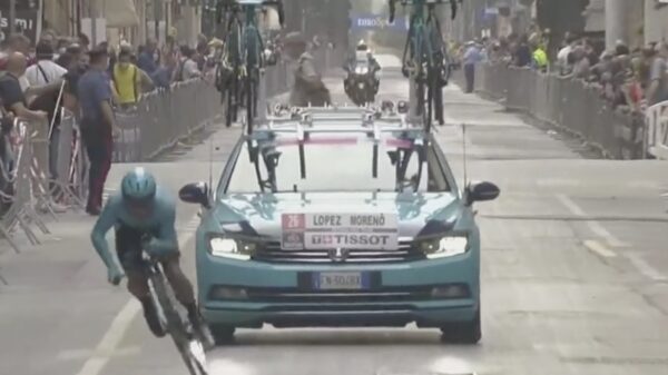 Wielrenner Miguel Ángel López crasht bij finish van de tijdrit