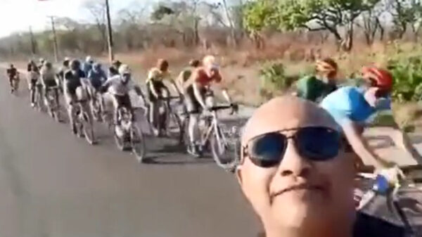 Wielerverslaggever krijgt tijdens zijn reportage een soort van schouderklopje