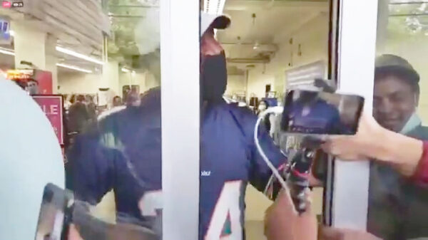 Amerikaanse winkelmedewerkers weigeren BLM-demonstranten binnen te laten