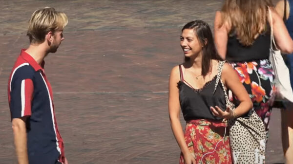 Kun je vrouwen versieren door overdreven vrolijk te doen?