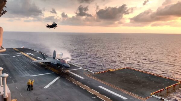 Joint Strike Fighters verticaal zien landen op een vliegdekschip blijft fascinerend