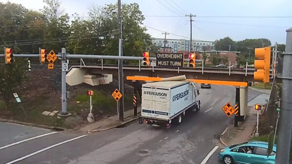De beruchte 11foot8-brug heeft weer een nietsvermoedende vrachtwagen te pakken