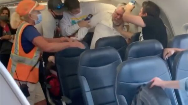 Vliegen anno 2020 betekent #herres vanwege de mondkapjesplicht