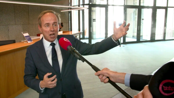 Tom Staal vraagt zich af waarom kerken de coronaregels mogen overtreden