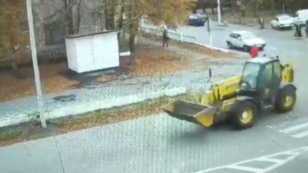 Wut: vrouw wordt overreden door shovel maar heeft alleen een gebroken sleutelbeen