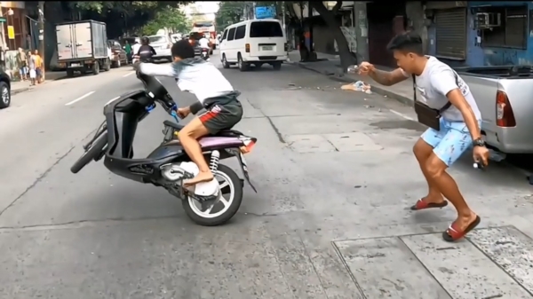 Scooterschavuit probeert onder boete uit te komen door snel te vluchten