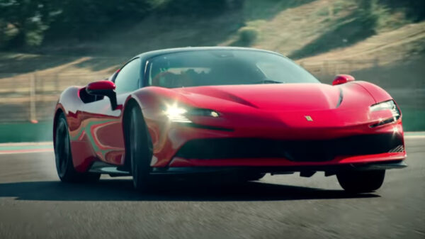 Chris Harris gooit even de nieuwe Ferrari SF90 dwars over het circuit