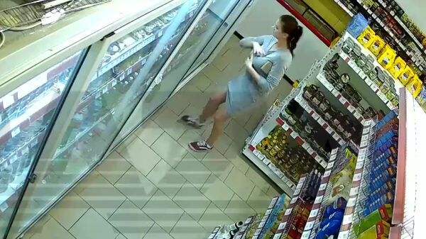 Dame weet haar hele boodschappenlijstje achter haar jurkje te proppen