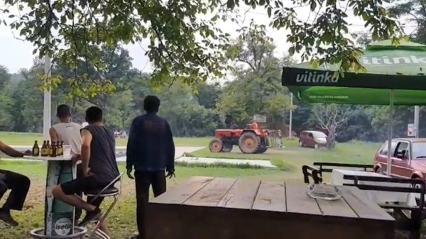 Dronken Rus parkeert op de camping zijn tractor netjes in het zwembad