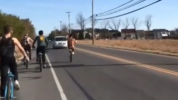 Uitslover doet een wheelie op de autoweg en wordt (gelukkig) geschept